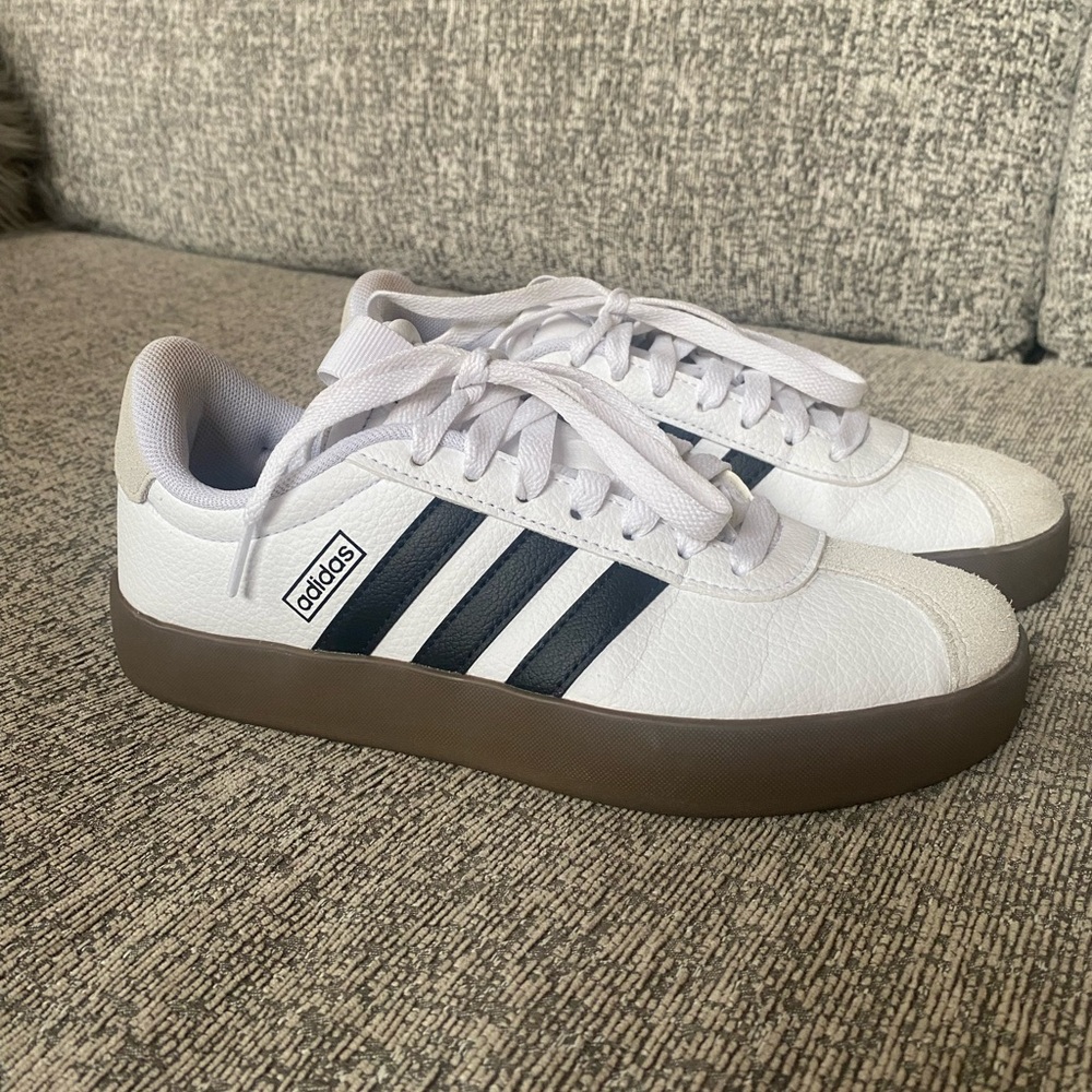 Adidas Unisex Shoes Size 6 (runs large) more like a women’s size 7. See pictures